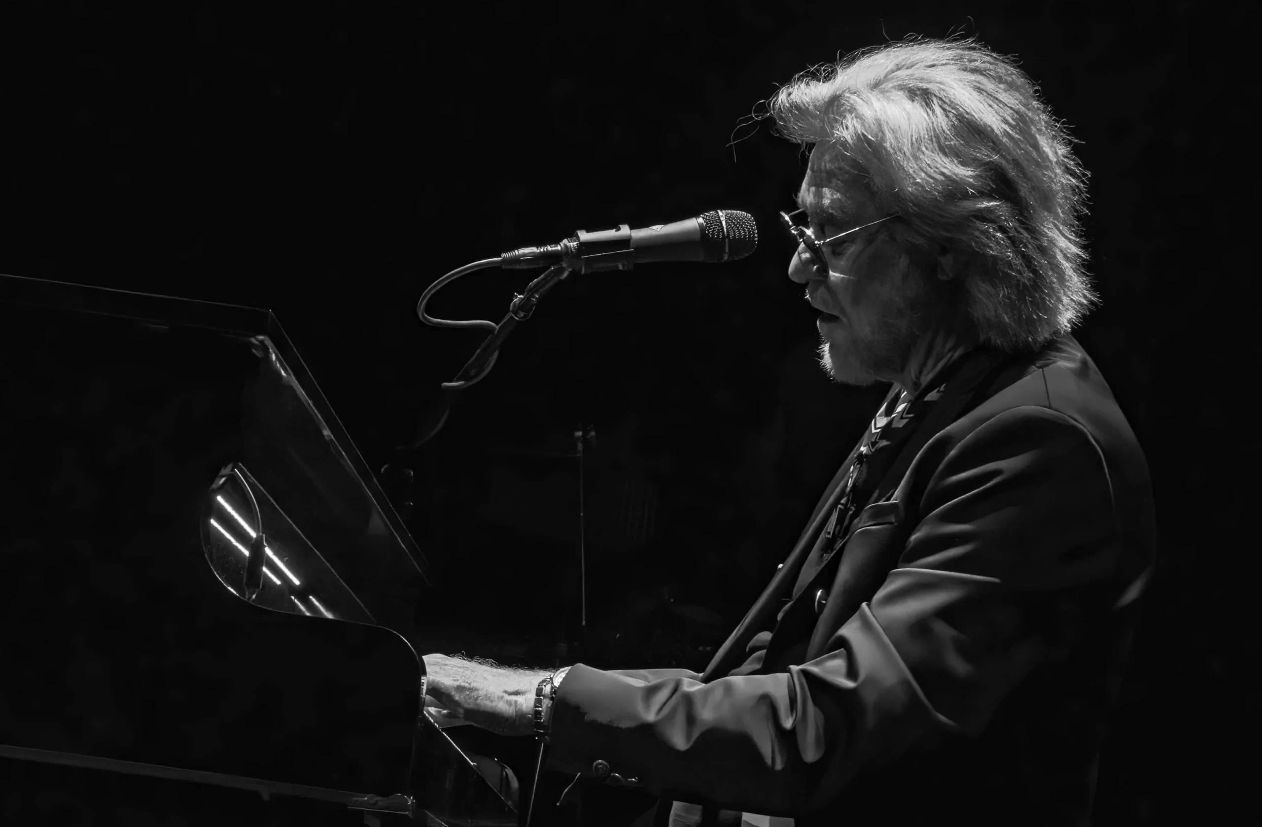 Daryl Hall is “walking between raindrops” on his way to St. Louis