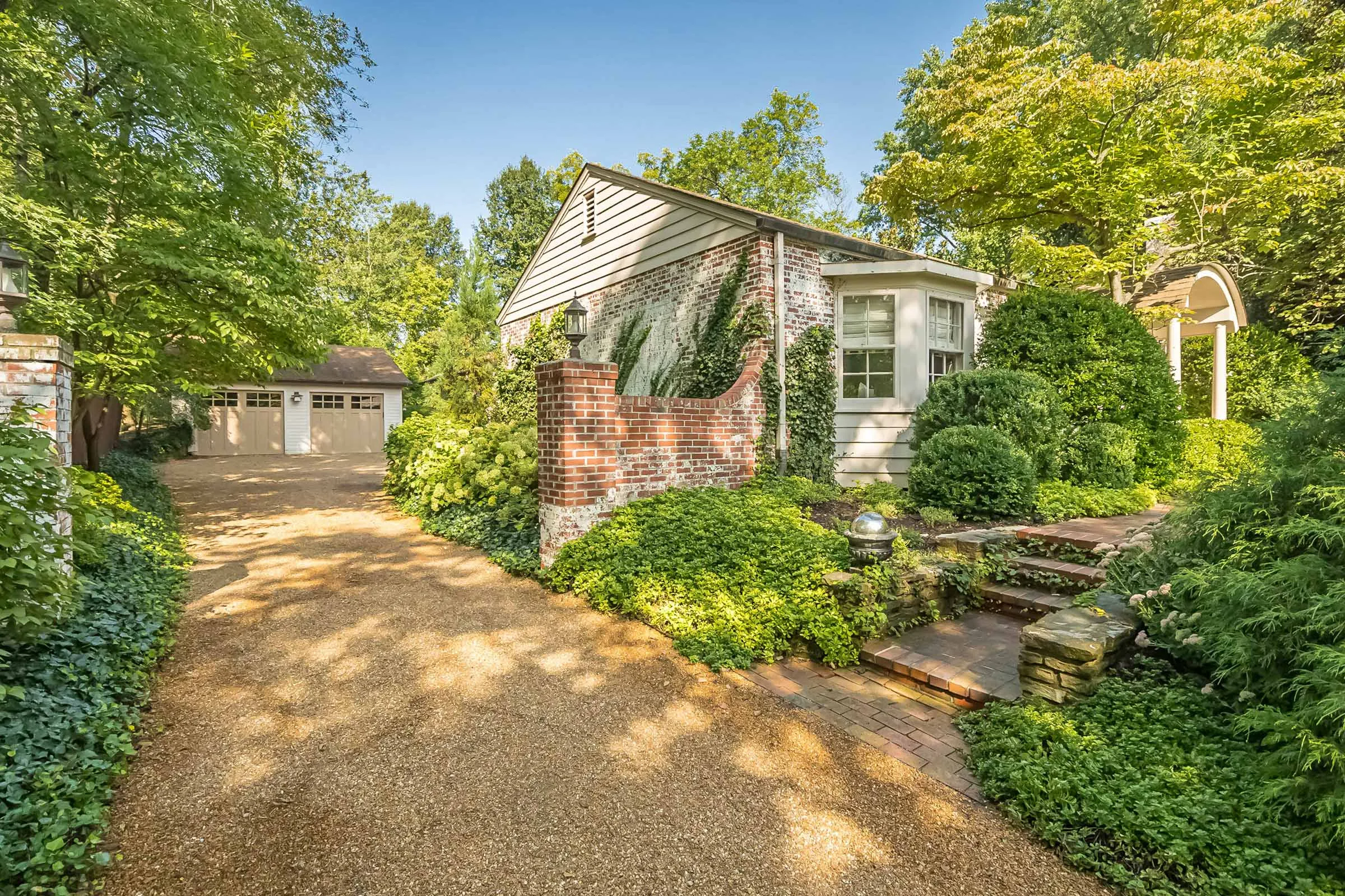 A Ladue home on 15 Daniel Road