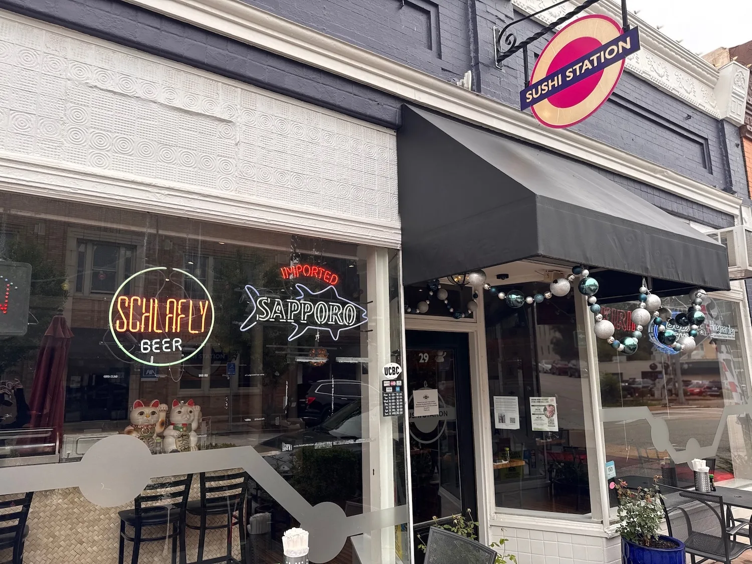 “Please do not enter if you smell of marijuana,” restaurant says