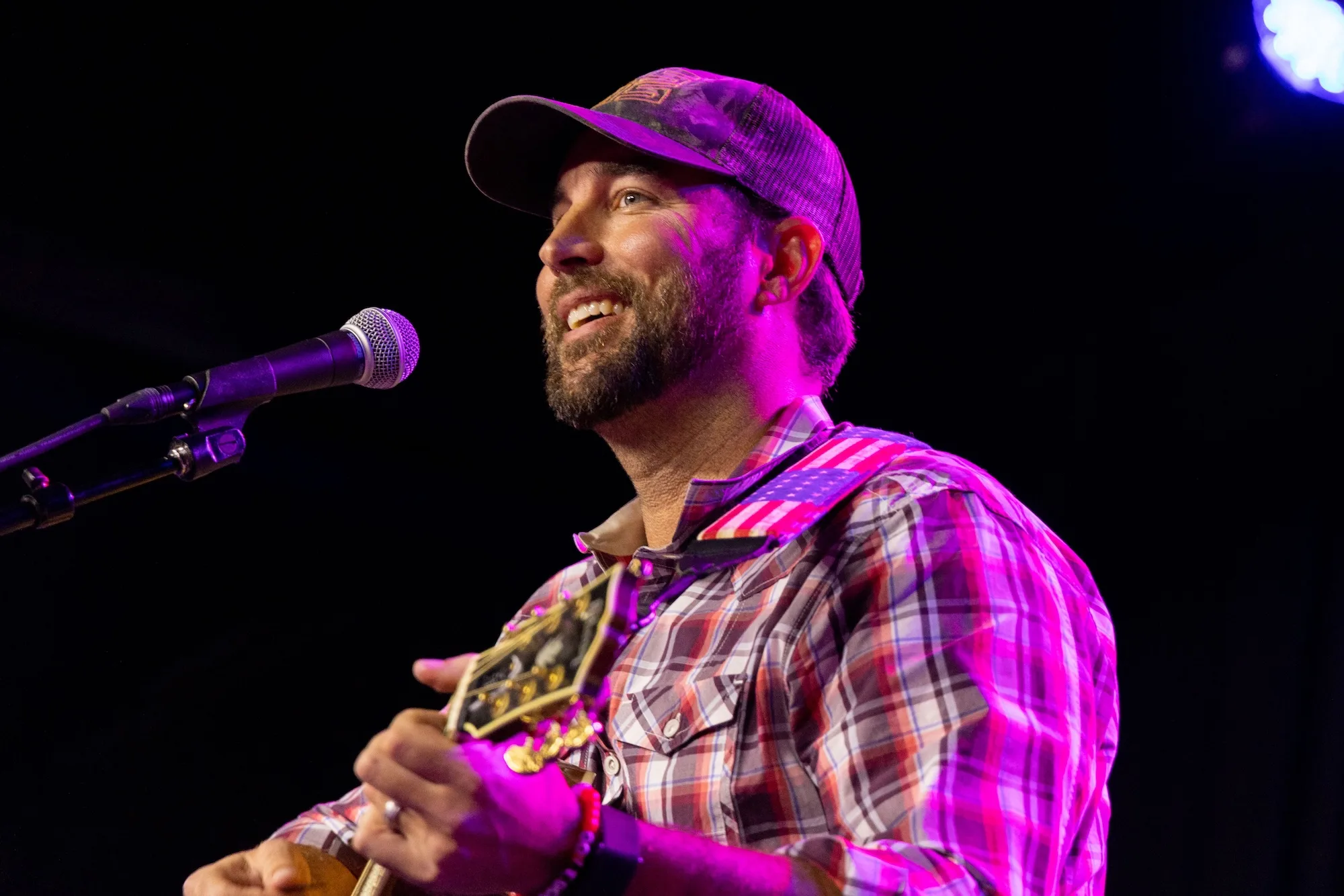 Adam Wainwright returns to St. Louis, trading glove for guitar at the Big League Bash