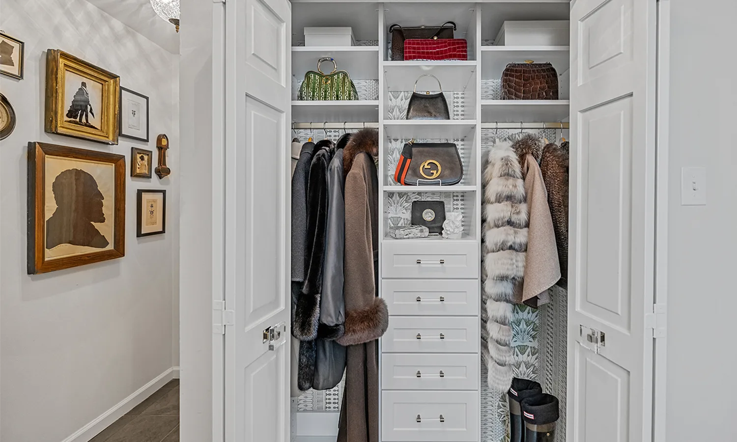 Organized closet by Saint Louis Closet Co.