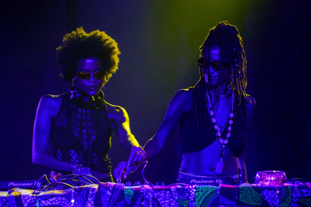 Coco & Breezy