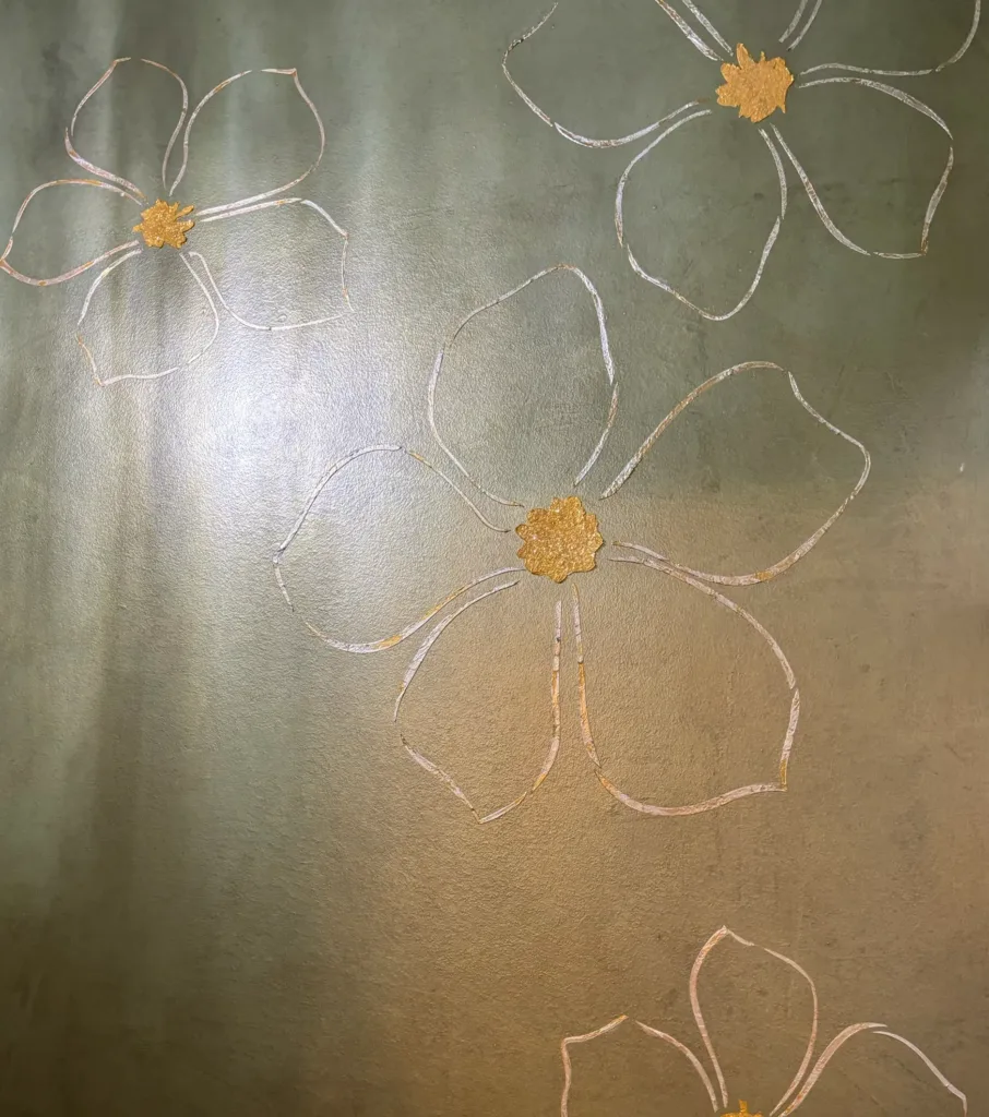 A handpainted wallpaper with glitter by Tim Glastetter
