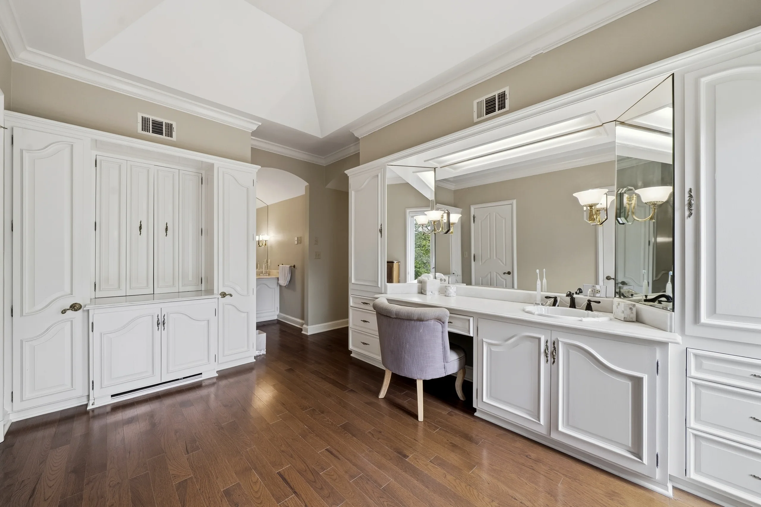 A St. Louis home on 10700 Starhill Drive