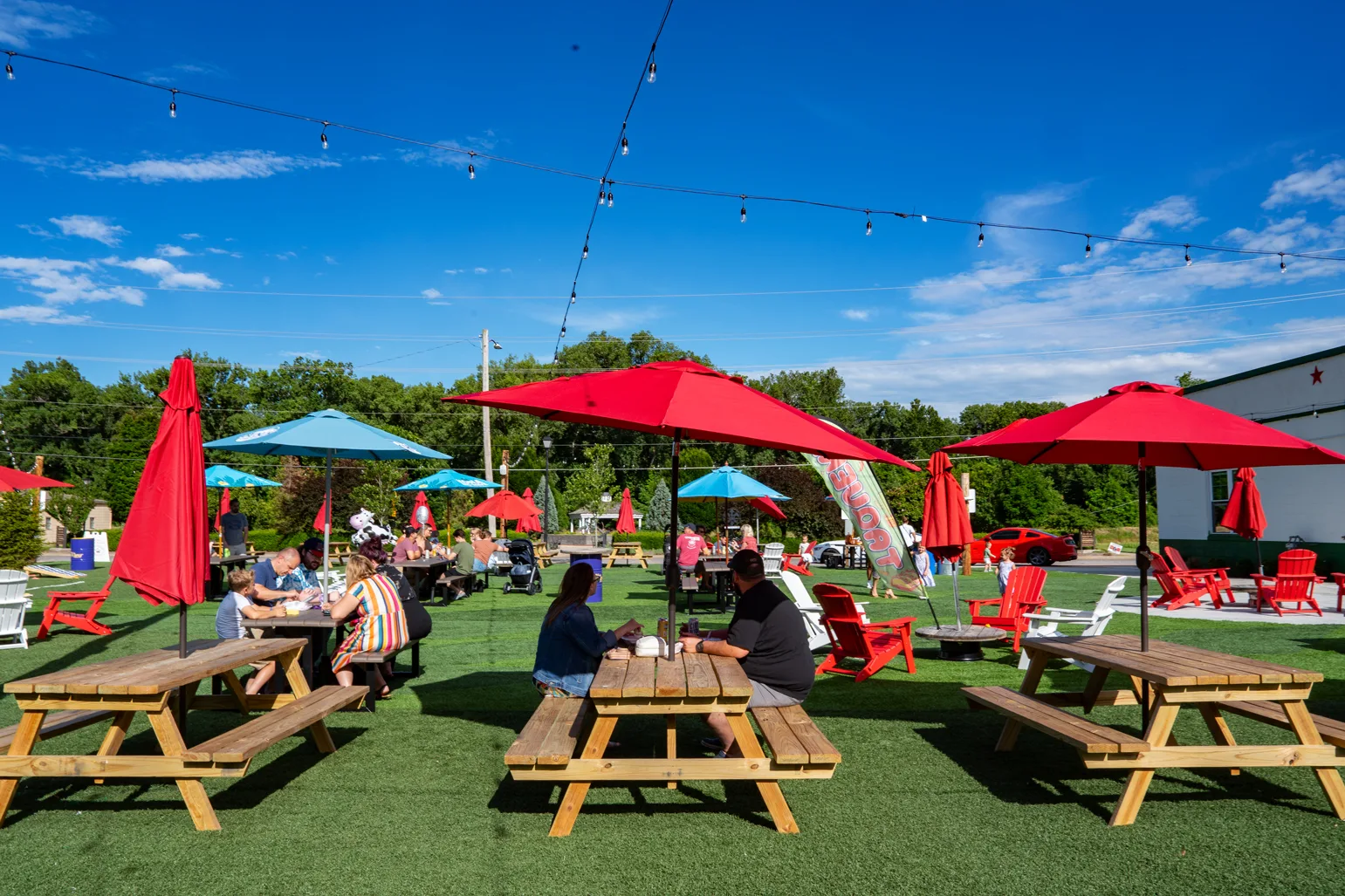 Bench Racers brings a dog-friendly food truck park and bar to St. Charles’ French town