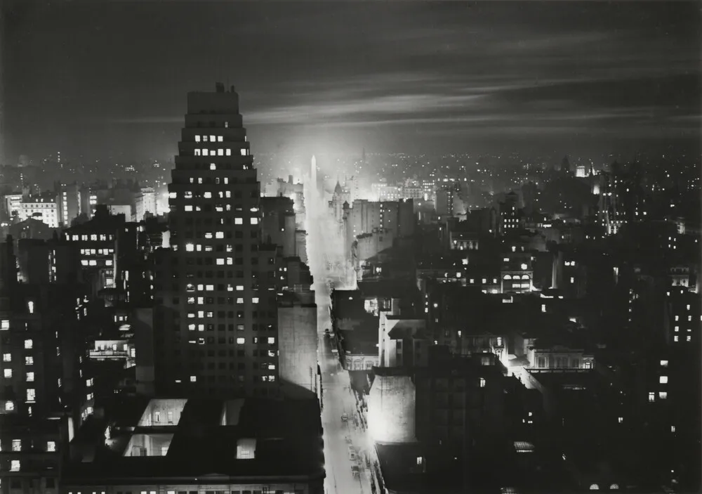 Horacio Coppola, Nocturno, Calle Corrientes, desde Reconquista hasta Plaza de la República (Nocturne, Corrientes Street, from Reconquista toward Plaza de la República), 1936. Gelatin silver print, 11 13/16 × 15 3/4 in. (30 x 40 cm). © 2026 Estate of Horacio Coppola and Grete Stern, courtesy Galería Jorge Mara–La Ruche, Buenos Aires.
