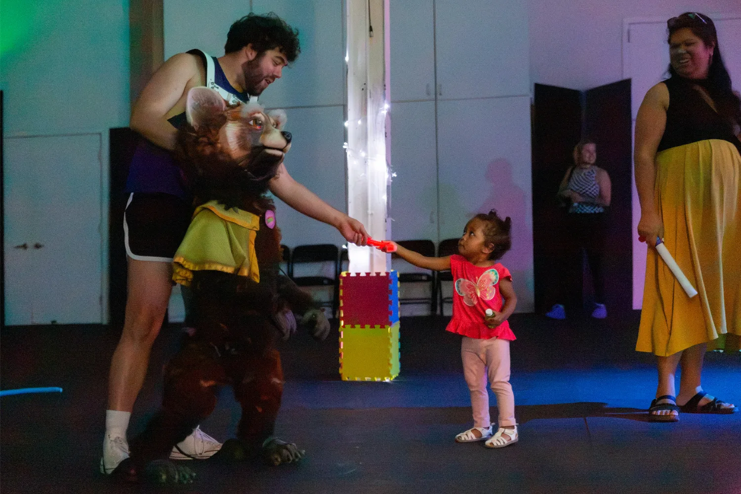 Child interacting with surprise Romeo & Zooliet puppet guest