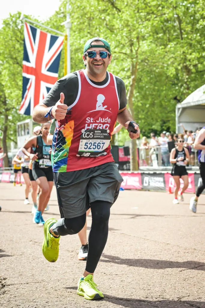 Scott MacArthur races through the London Marathon while representing the St. Jude HERO program.