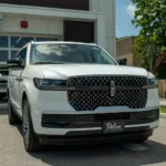 Exterior details give the Lincoln Navigator its distinctive luxury styling.