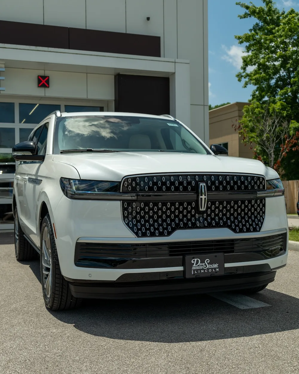 Exterior details give the Lincoln Navigator its distinctive luxury styling.