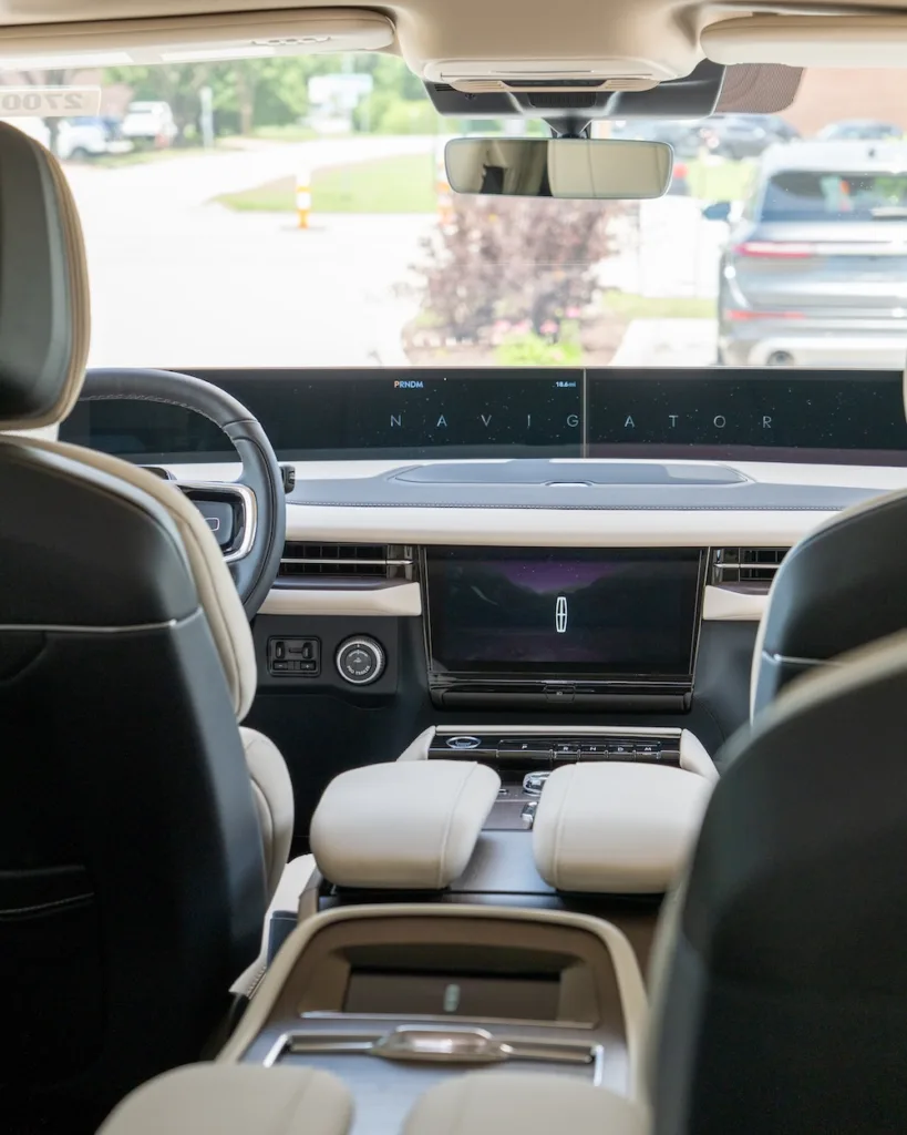 The Lincoln Navigator’s expansive digital display brings navigation, vehicle information, and connectivity across the dashboard.