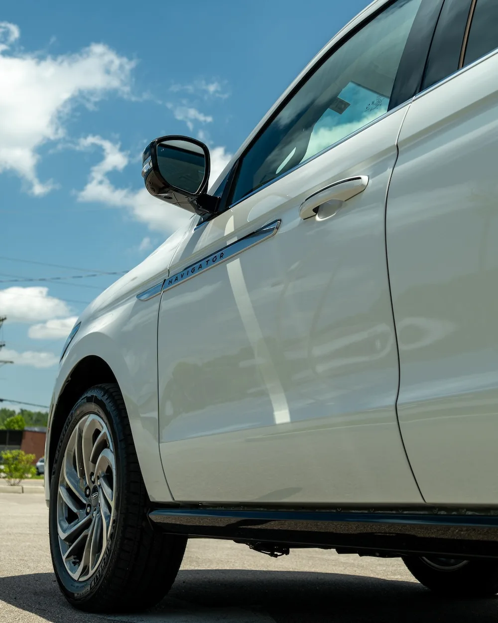 Exterior details give the Lincoln Navigator its distinctive luxury styling.