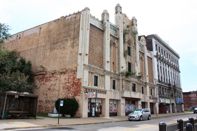 Naffziger%20Looking%20Up%20Collinsville%20Avenue%20at%20Majestic%20Theater%20and%20Murphy%20Building.JPG