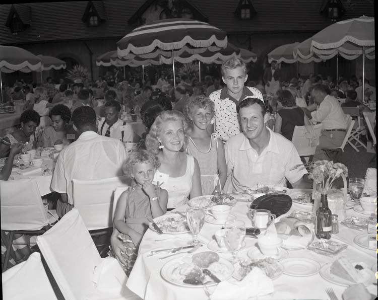 Stan%20Musial%20and%20his%20family%20at%20Grant%27s%20Farm.jpg
