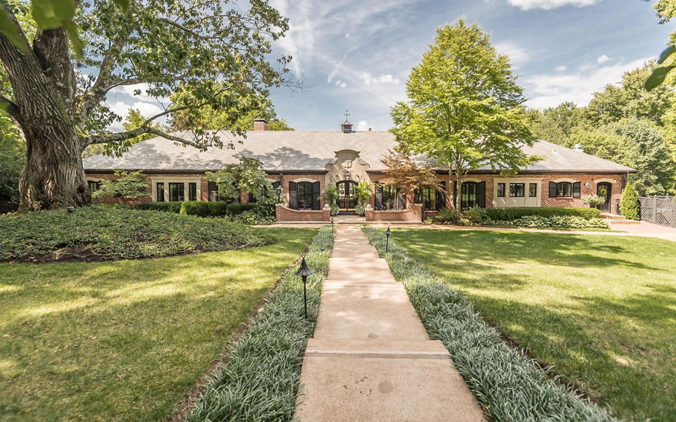 Renowned St. Louis architecture firm Maritz & Young designed this Ladue ranch