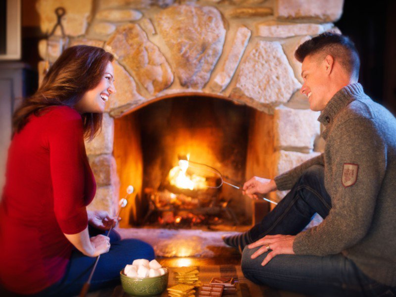 SmoresandFireplaceCouple_800x600.jpg