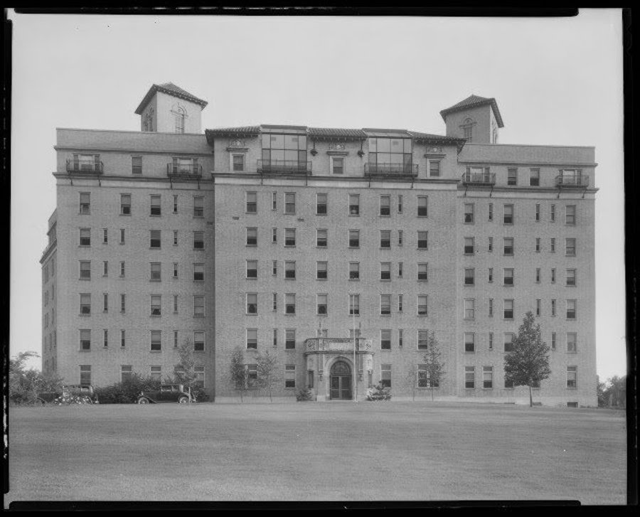 Deaconess%20Hospital%2C%201935%2C%20%20Photograph%20by%20Isaac%20Sievers%2C%20Courtesy%20of%20Missouri%20History%20Museum.jpg