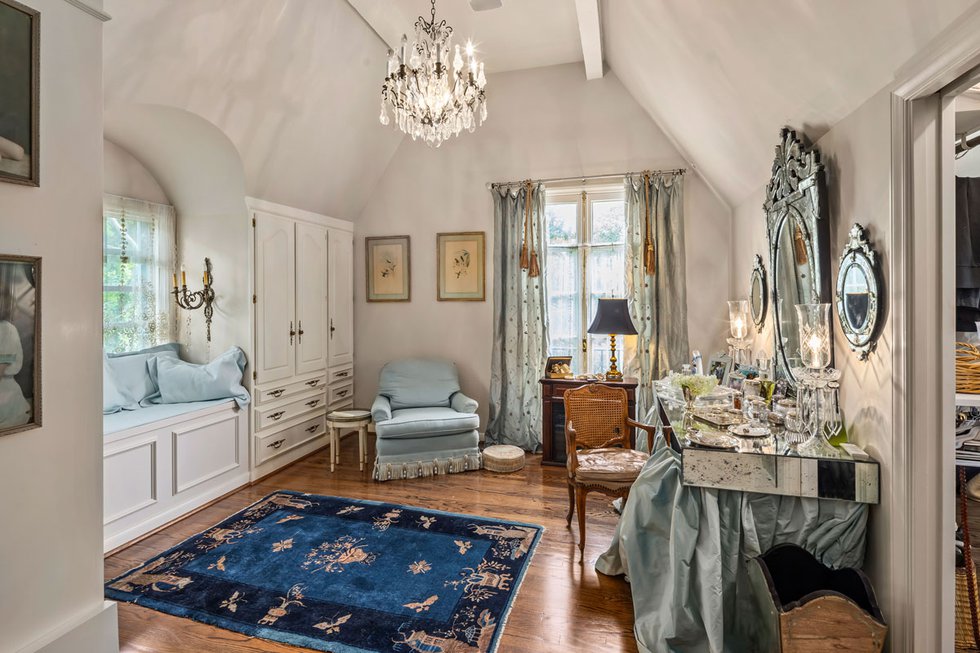 5Chateau_sittingroom.jpg