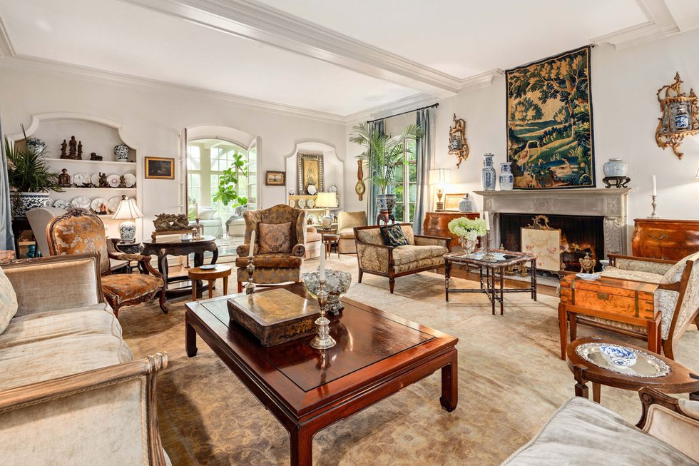 5Chateau_livingroom.jpg