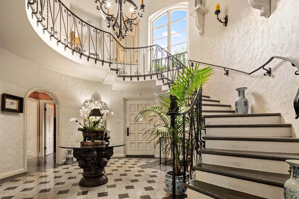 5Chateau_foyer.jpg