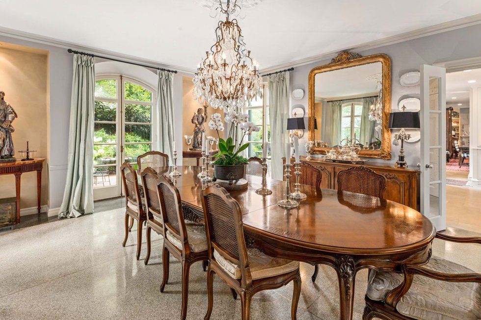 5Chateau_dining.jpg