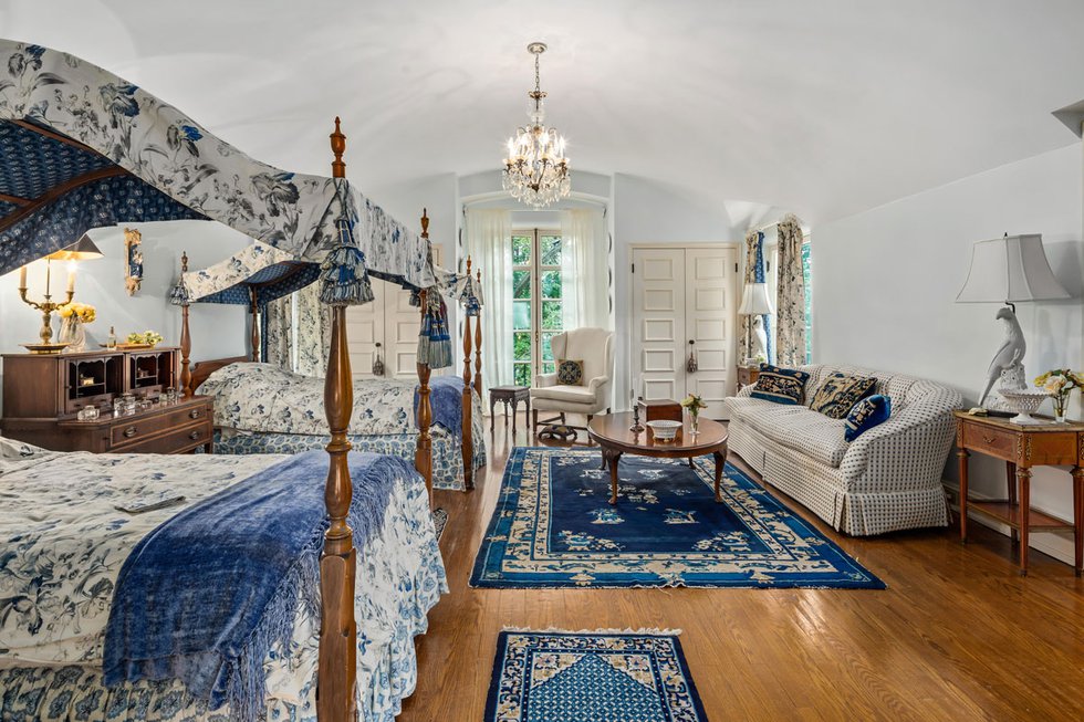5Chateau_bedroom4.jpg