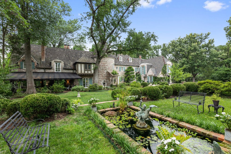 5Chateau_backyard1.jpg
