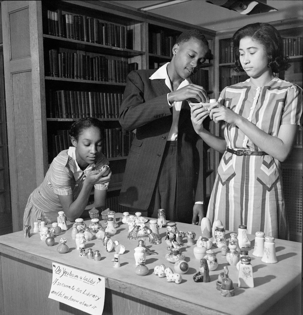 Vashon%20High%20School%2C%20Hobby%20Show%20%28Salt%20Shakers%29%201941%2C%20St.%20Louis%20Public%20Schools%20Photograph%20Collection%2C%20Missouri%20History%20Museum%2C%20St.%20Louis%2C%20P0900-22043-01-1TN.jpg