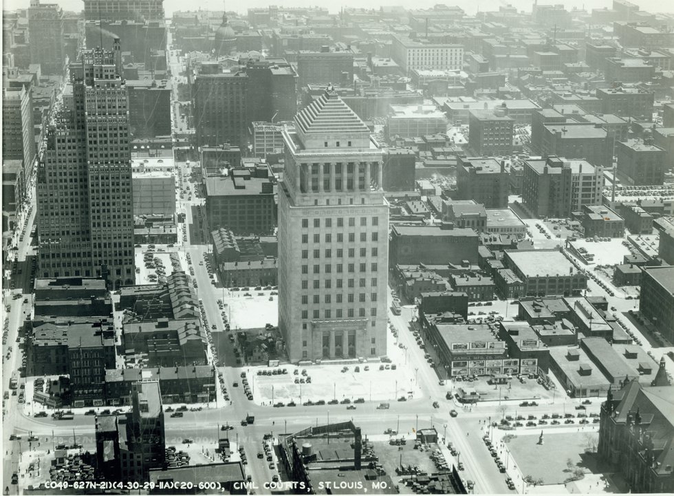 Which of the Seven Wonders of the Ancient World inspired St. Louis’ Civil Courts Building?