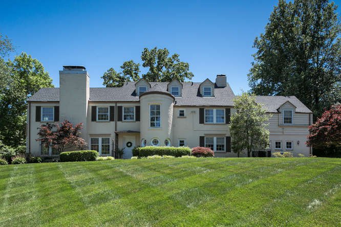 A Ladue property that is as elegant as it is spacious