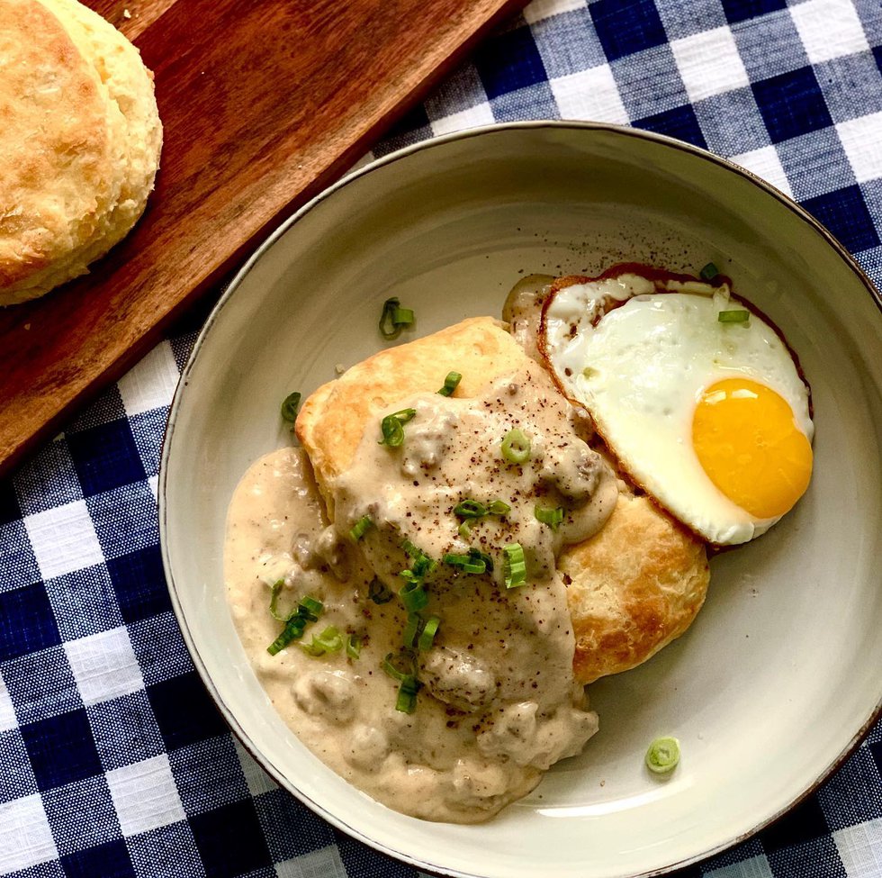 Saus%20bisc%20with%20duck%20fat%20gravy.jpg