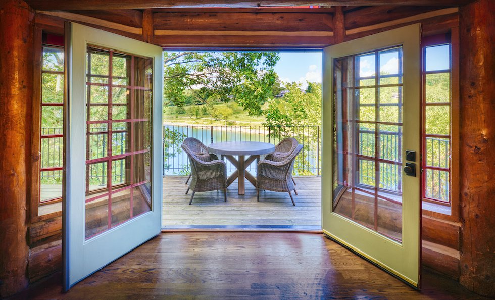 Lakeside%20cabin%20with%20lake%20view2.jpeg