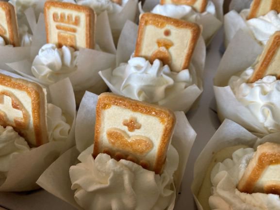 Whitecakes_H.jpg