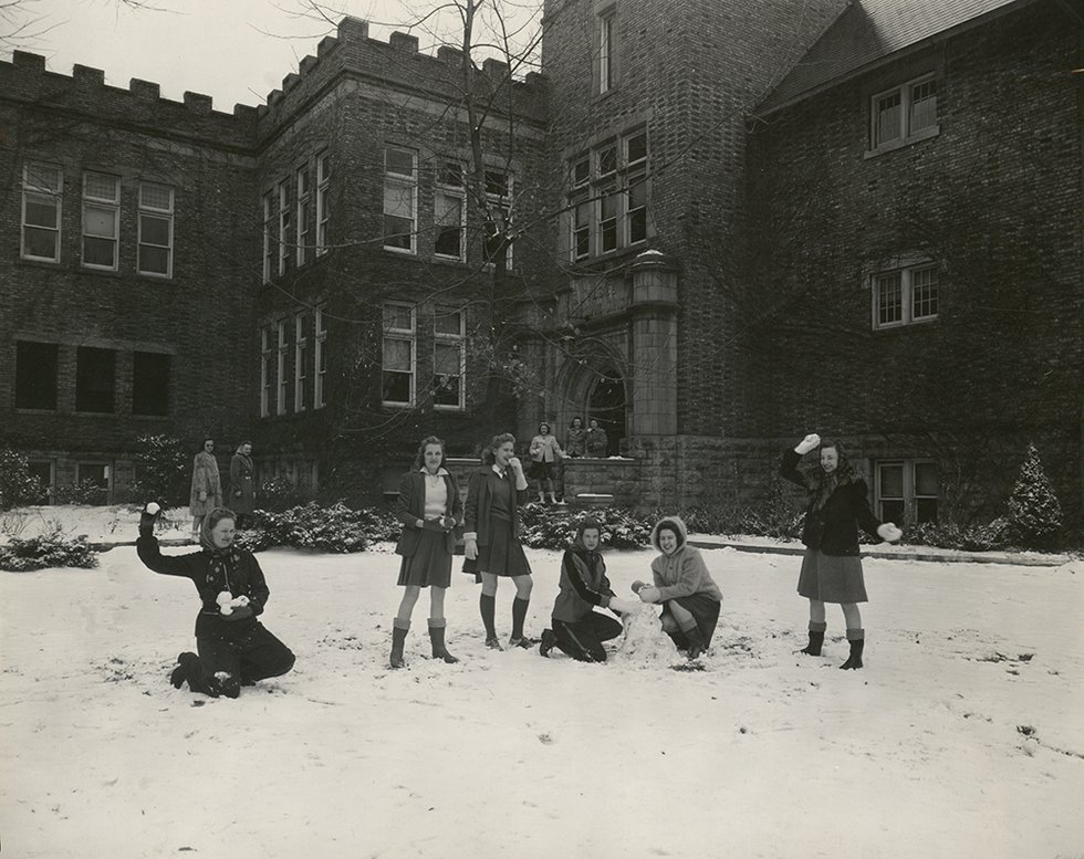 38%20f.%201157%20-%201941%20Snowball%20fight.jpg