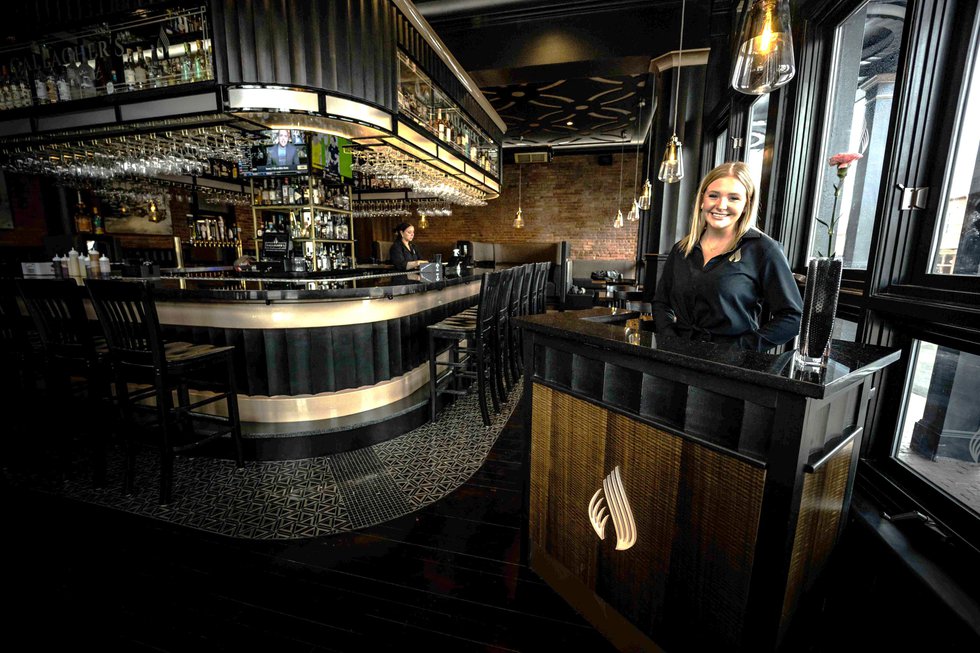 Gallaghers%20bar%20and%20hostess_edit3000.jpg