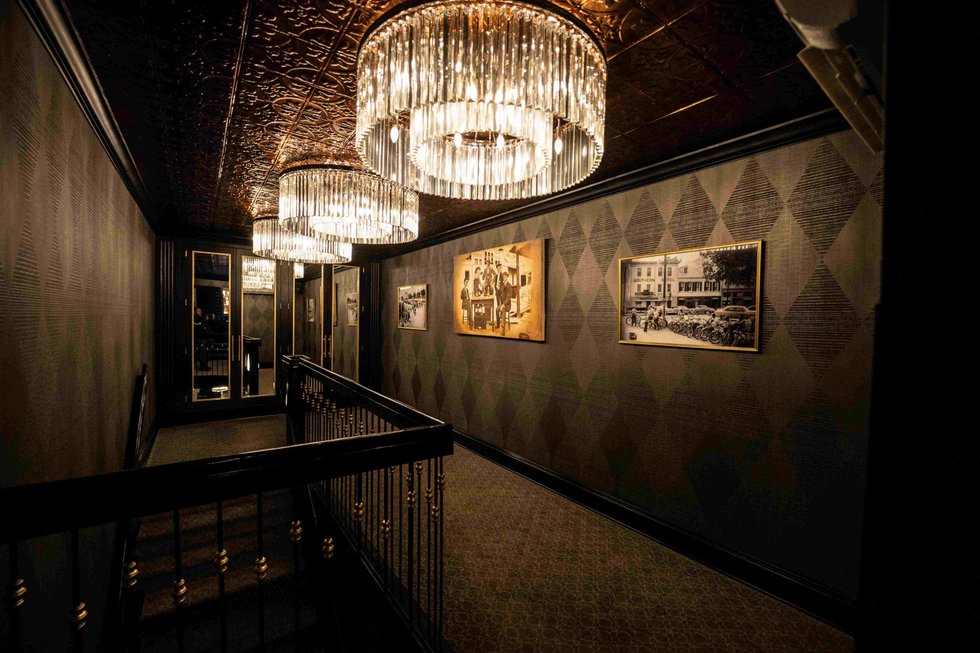 Hallway%20with%20chandeliers3000.jpg