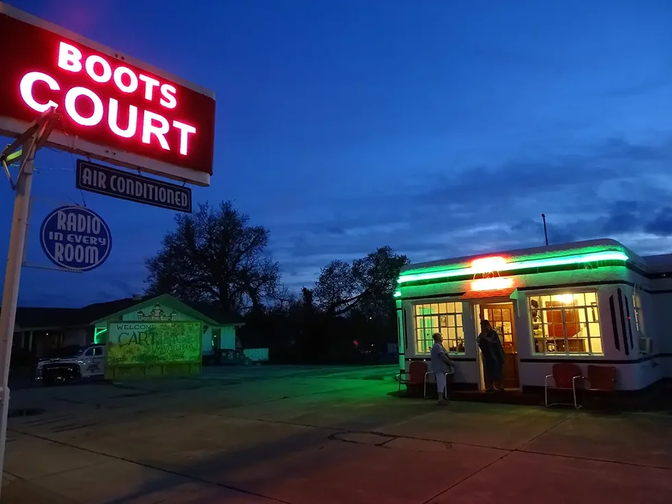 Boots_Court_Motel_-_Carthage_-_Missouri_-_USA_-_02_%2828008066908%29.webp
