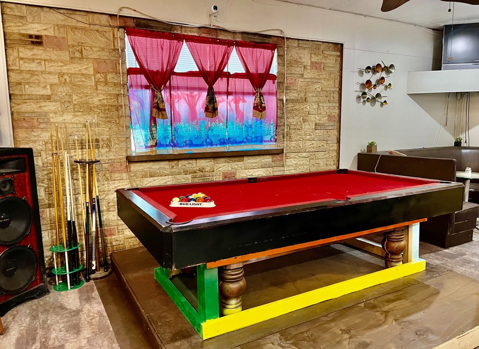 int%20pool%20table%20in%20jamaican%20and%20rasta%20colors.jpg
