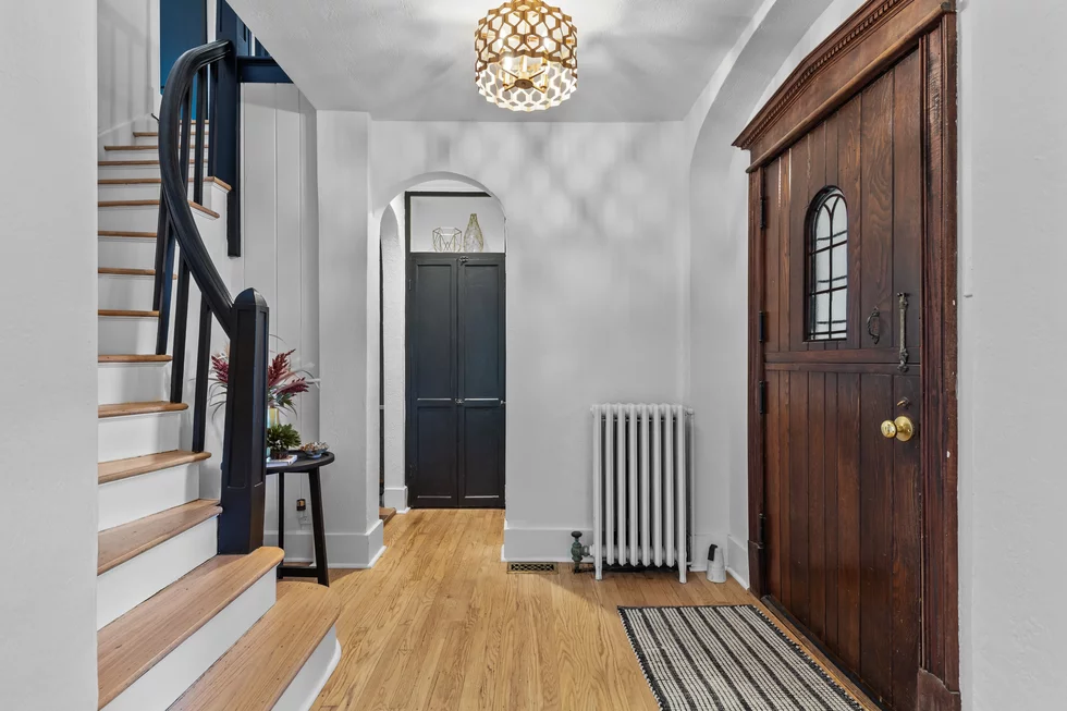1%20Northcote%20Road%20Brentwood%2063144%20Foyer%202.webp