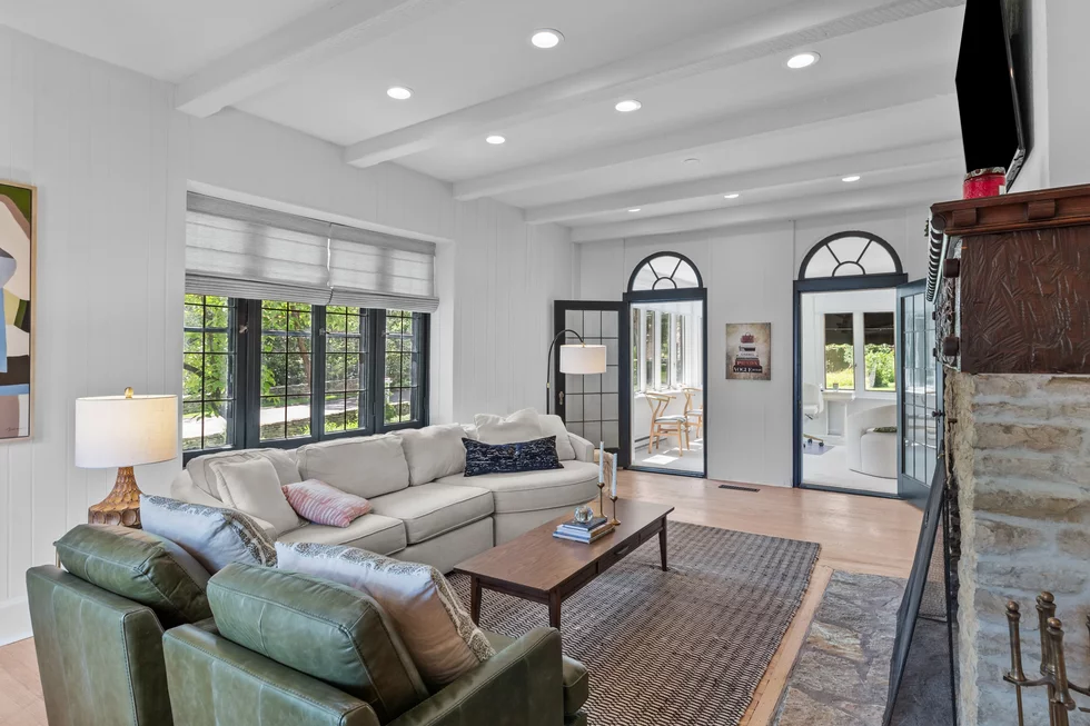 1%20Northcote%20Road%20Brentwood%2063144%20Living%20Room.webp