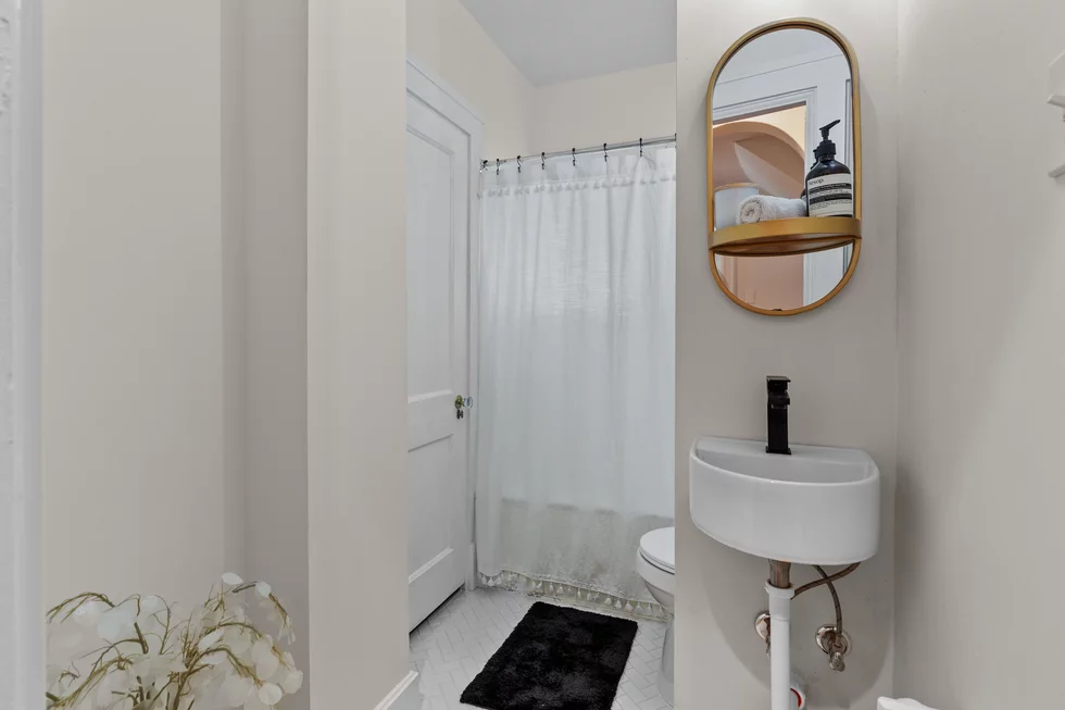 1%20Northcote%20Road%20Brentwood%2063144%20main%20level%20full%20bathroom.webp