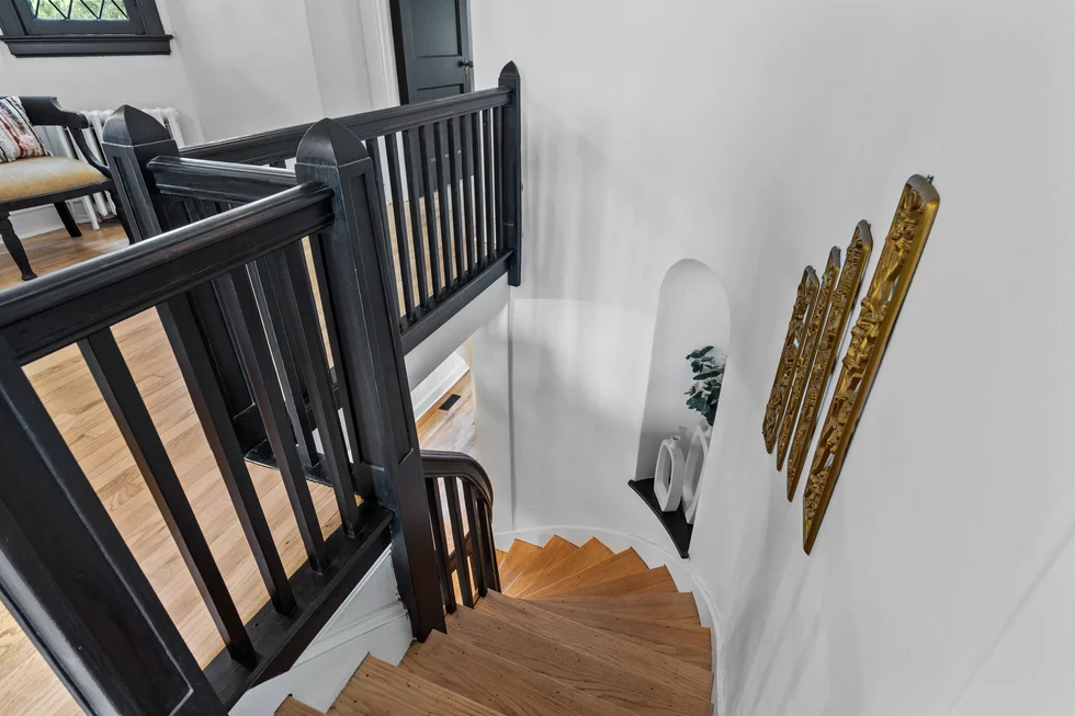 1%20Northcote%20Road%20Brentwood%2063144%20Top%20of%20Stairs.webp