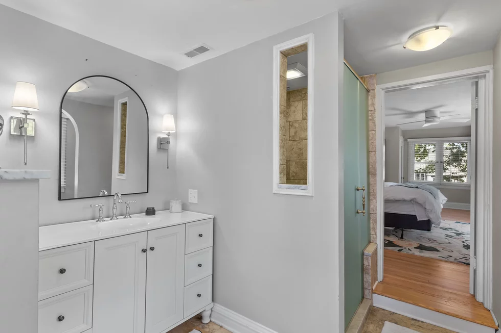 1%20Northcote%20Road%20Brentwood%2063144%20primary%20bathroom%202.webp