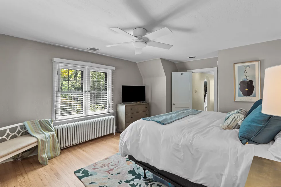 1%20Northcote%20Road%20Brentwood%2063144%20primary%20bedroom.webp