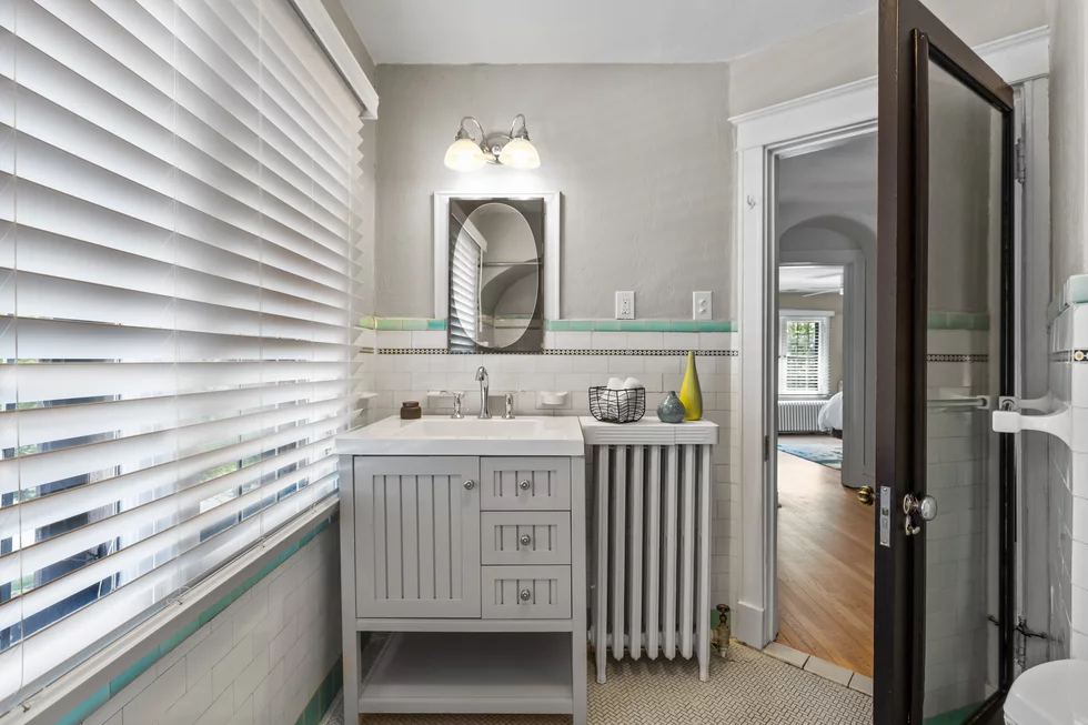 1%20Northcote%20Road%20Brentwood%2063144%20hall%20bathroom%202.webp