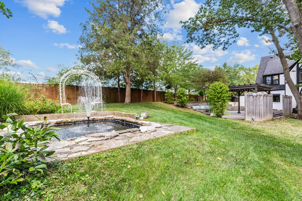 1%20Northcote%20Road%20Brentwood%2063144%20fountain.webp