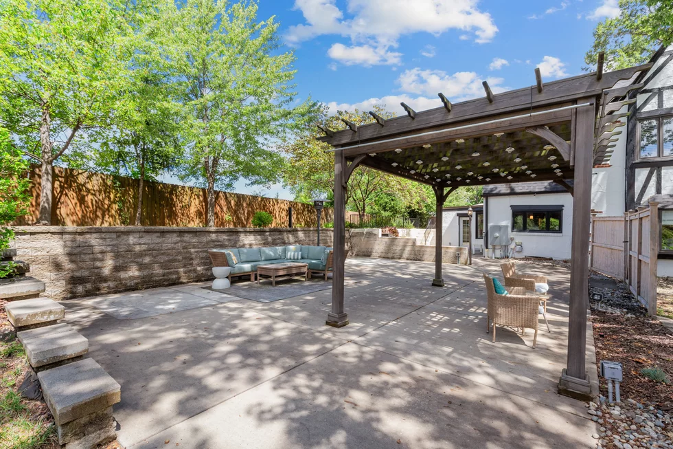 1%20Northcote%20Road%20Brentwood%2063144%20patio%204.webp