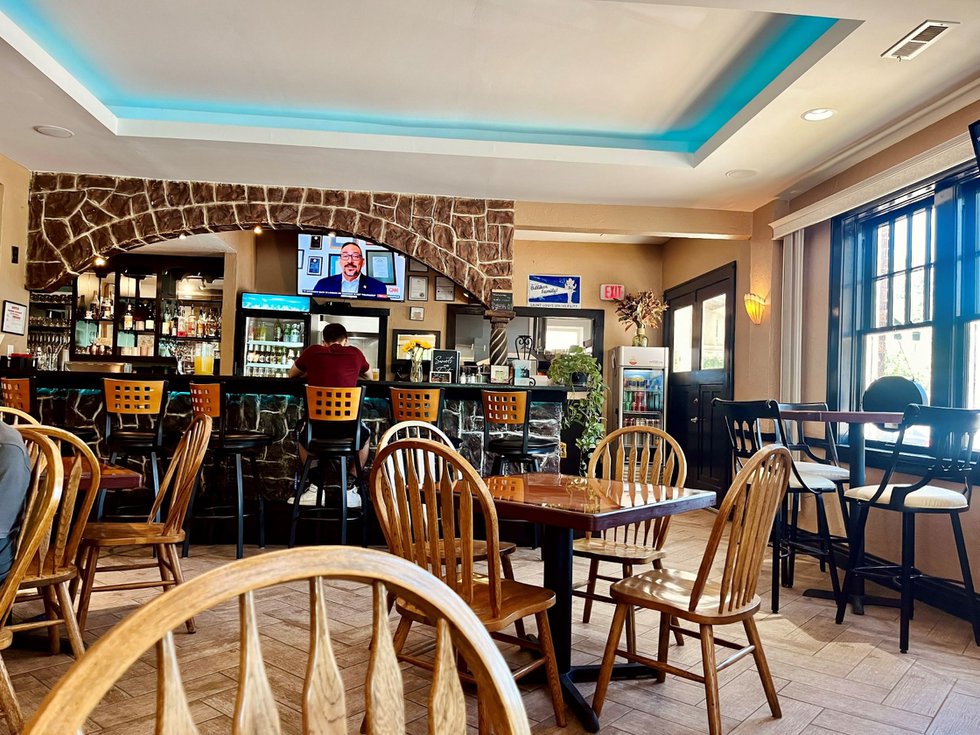 interior%20a%20view%20of%20the%20bar_resize.jpg